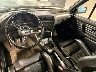 BMW 320i Cabriolet 1989 — Roadster vintage authentique, moteur 6-cylindres, cuir sport — détail