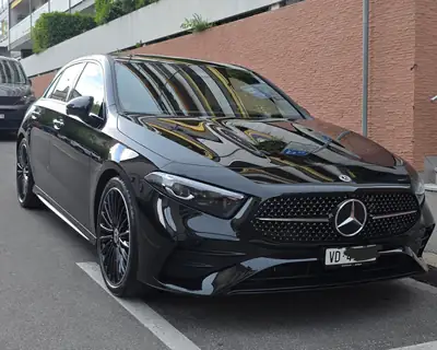 Mercedes-Benz A 200 AMG Line — Berline compacte hybride, 32'000 km seulement — vue extérieure