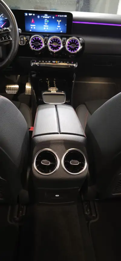 Mercedes-Benz A 200 AMG Line — Berline compacte hybride, 32'000 km seulement — Miniature 12