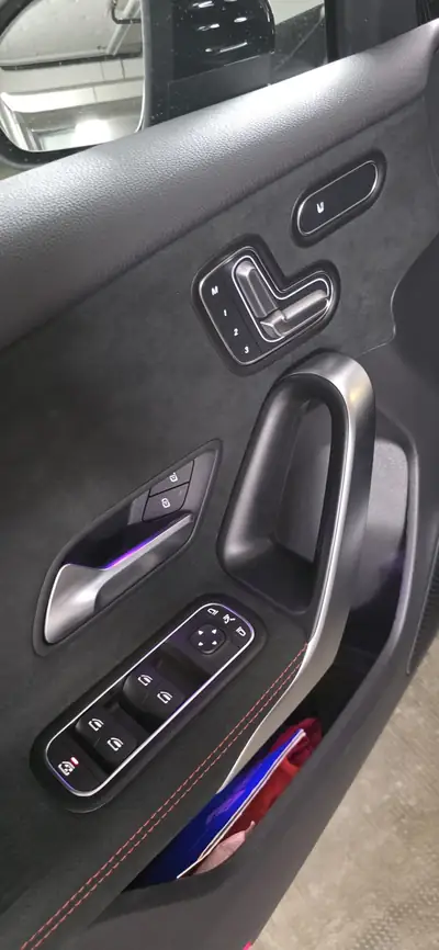 Mercedes-Benz A 200 AMG Line — Berline compacte hybride, 32'000 km seulement — Miniature 10