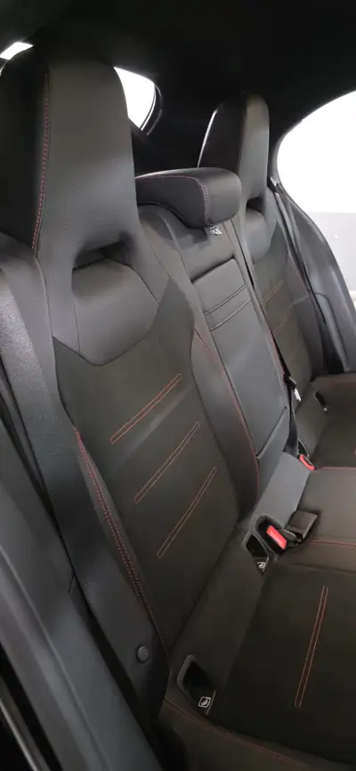 Mercedes-Benz A 200 AMG Line — Berline compacte hybride, 32'000 km seulement — Miniature 13
