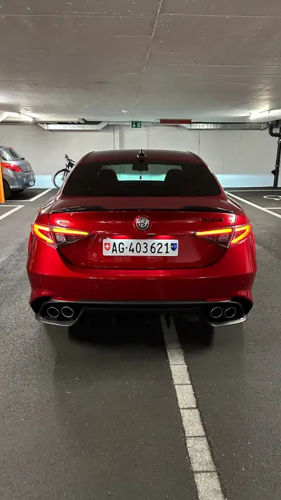 Alfa Romeo Giulia 2.9 V6 Biturbo Quadrifoglio — 519 ch, sportive italienne d'exception — intérieur