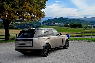 Range Rover 3.0 TD6 350 HSE — SUV premium diesel MHEV, 45'000 km, Lantau Bronze — Seitenansicht