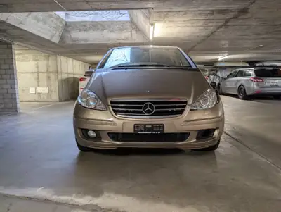 Mercedes-Benz Classe A 170 Avantgarde — Berline compacte premium, automathique fluide et économe — tableau de bord