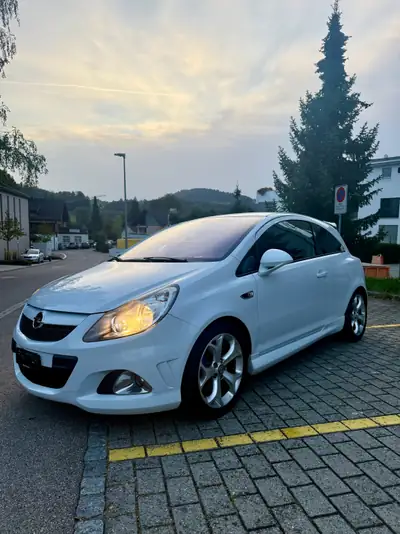 Opel Corsa 1.6 Turbo OPC — Sportive compacte, fraîchement révisée — fianco
