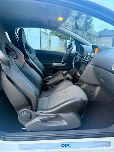 Opel Corsa 1.6 Turbo OPC — Sportive compacte, fraîchement révisée — interni