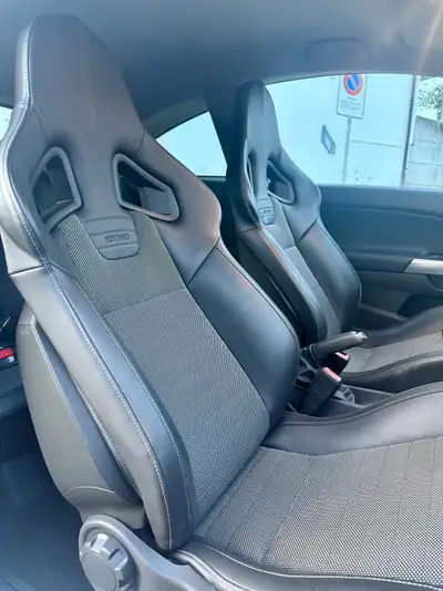 Opel Corsa 1.6 Turbo OPC — Sportive compacte, fraîchement révisée — Miniatura 11