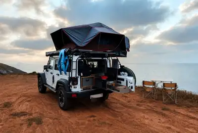 Jeep Wrangler Rubicon X Unlimited 3.6 V6 — Expedition Ready, Équipement Camping Premium — vue extérieure
