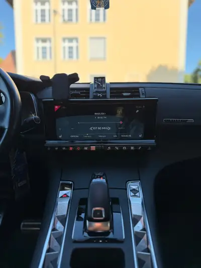 DS7 1.6 PureTech 225 So Chic — SUV premium français avec sièges massants et vision nocturne — Miniatura 14