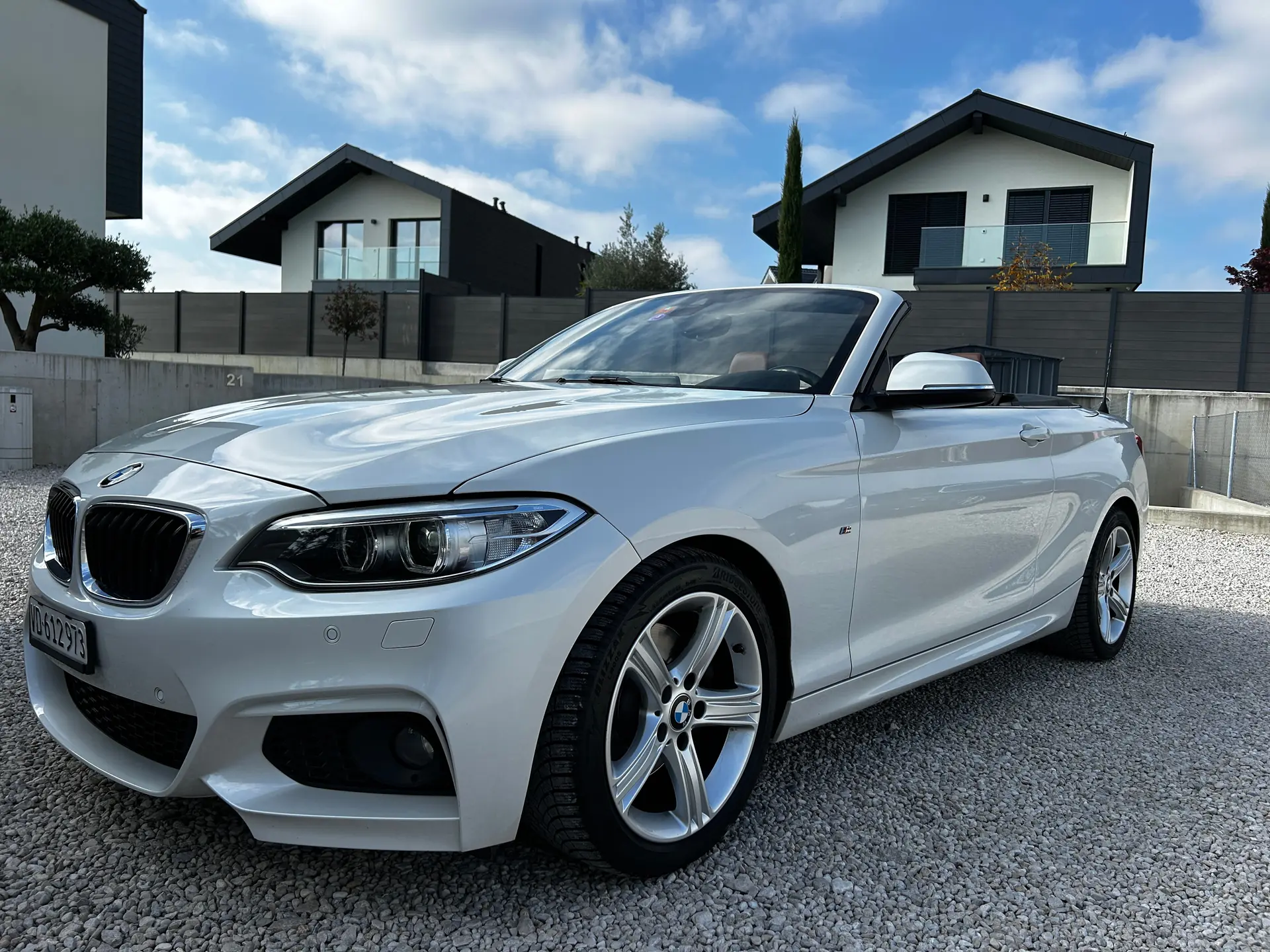 BMW 220i Cabrio M Package — Cabriolet élégant, moteur 184 ch et toit ouvert