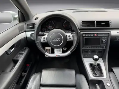 Audi RS4 Avant 4.2 V8 quattro — Un break sportif de légende, moteur atmosphérique 420 ch — Miniatur 9