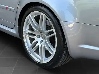 Audi RS4 Avant 4.2 V8 quattro — Un break sportif de légende, moteur atmosphérique 420 ch — Miniatur 22