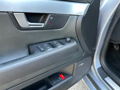 Audi RS4 Avant 4.2 V8 quattro — Un break sportif de légende, moteur atmosphérique 420 ch — Miniatur 24
