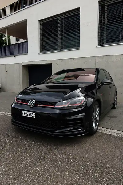 VW Golf 2.0 TSI GTI TCR — 290 ch avec échappement Akrapovic d'origine — vista posteriore