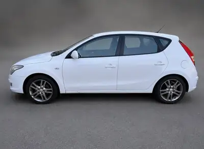 Hyundai i30 2.0 Premium — Berline fiable, faible kilométrage, essence économique — Seitenansicht