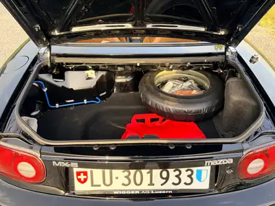 Mazda MX-5 1.6i Black Special — Roadster emblématique 1992, état d'origine exceptionnel — Miniature 11