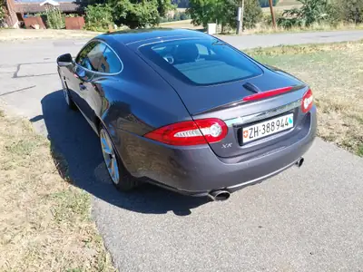 Jaguar XK 5.0 V8 — Coupé GT britannique, 385 ch, 51'000 km seulement — arrière