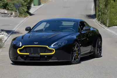 Aston Martin V12 Vantage 6.0 S Sportshift — Coupé sportif britannique légendaire, 39 900 km — vista esterna
