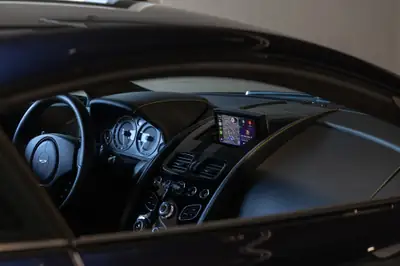 Aston Martin V12 Vantage 6.0 S Sportshift — Coupé sportif britannique légendaire, 39 900 km — Miniatura 11