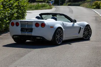 Chevrolet Corvette 7.0 V8 427 — Cabriolet légendaire, 512 ch et seulement 68 000 km — fianco
