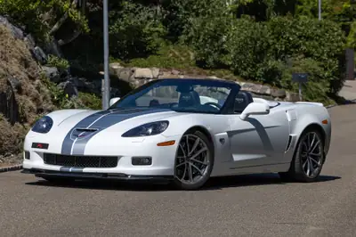 Chevrolet Corvette 7.0 V8 427 — Cabriolet légendaire, 512 ch et seulement 68 000 km — vista esterna