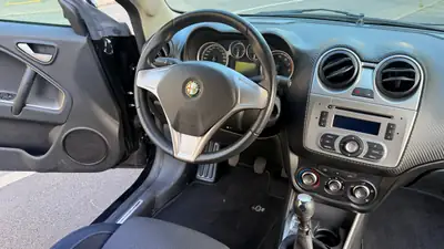 Alfa Romeo MiTo 1.4 Distinctive — Citadine italienne affûtée, 50'000 km seulement — Miniature 9