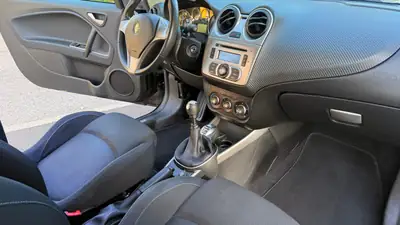 Alfa Romeo MiTo 1.4 Distinctive — Citadine italienne affûtée, 50'000 km seulement — Miniature 8
