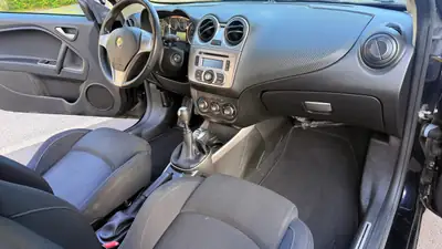 Alfa Romeo MiTo 1.4 Distinctive — Citadine italienne affûtée, 50'000 km seulement — Miniature 7
