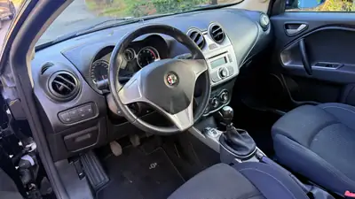 Alfa Romeo MiTo 1.4 Distinctive — Citadine italienne affûtée, 50'000 km seulement — Miniature 10