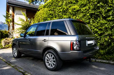 Range Rover 4.4 TDV8 Vogue — Prestige SUV 7 places, moteur diesel surpuissant — rear view