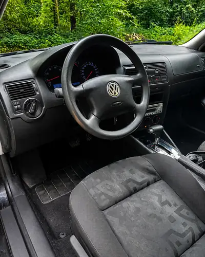 VW Golf 1.6 Essence 2000 — Classique fiable, transmission automatique, sans sinistre — vista posteriore