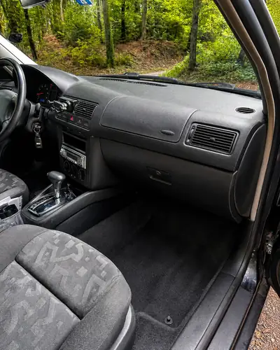 VW Golf 1.6 Essence 2000 — Classique fiable, transmission automatique, sans sinistre — interni