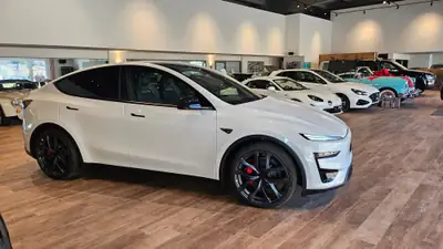Tesla Model Y Performance AWD — SUV électrique sportif, 626 ch, très faible kilométrage — Miniature 8