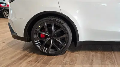 Tesla Model Y Performance AWD — SUV électrique sportif, 626 ch, très faible kilométrage — Miniature 10