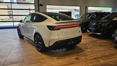 Tesla Model Y Performance AWD — SUV électrique sportif, 626 ch, très faible kilométrage — Miniature 15
