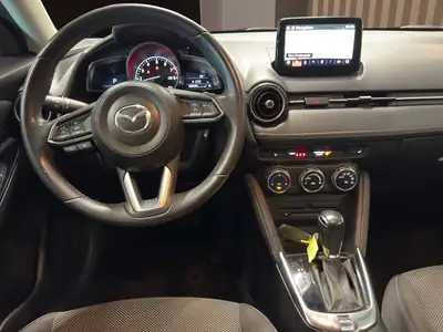 Mazda 2 SKYACTIV-G 90 Ambition — Citadine dynamique, boîte auto, faible kilométrage — dashboard