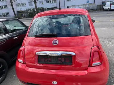 FIAT 500 1.2 Lounge — Cabriolet vintage rouge, consommation ultra-économique — Heckansicht
