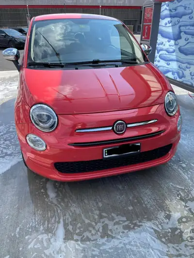 FIAT 500 1.2 Lounge — Cabriolet vintage rouge, consommation ultra-économique — Außenansicht