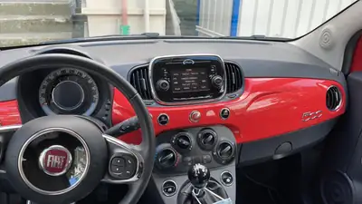 FIAT 500 1.2 Lounge — Cabriolet vintage rouge, consommation ultra-économique — Armaturenbrett