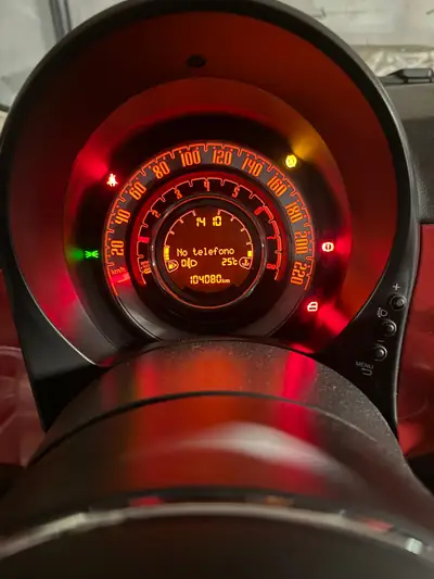 FIAT 500 1.2 Lounge — Cabriolet vintage rouge, consommation ultra-économique — Detail