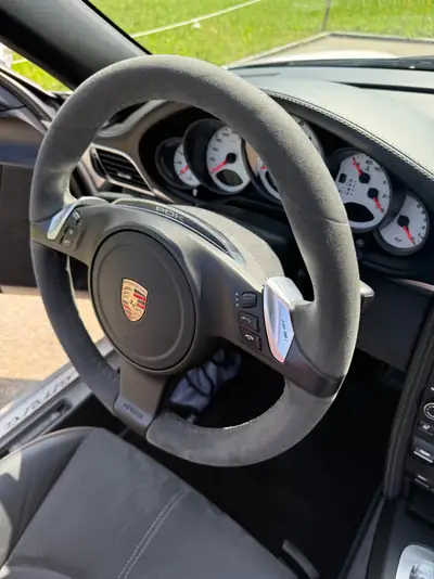 Porsche 911 997.2 GTS Cabriolet — Chef-d'œuvre sportif à toit ouvert, 50'000 km seulement — Miniatura 10