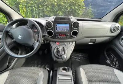 Peugeot Partner 1.2 PureTech Allure — Monospace compact économique, 73 000 km — detail