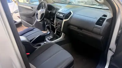 ISUZU D-MAX 2.5 Crew Cab — Robuste pick-up 4x4 diesel, 165'000 km — Miniatur 8