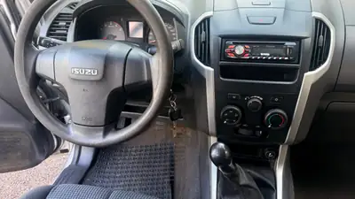 ISUZU D-MAX 2.5 Crew Cab — Robuste pick-up 4x4 diesel, 165'000 km — Miniatur 9