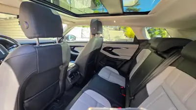 Land Rover Range Rover Evoque 2.0 T 250 R-Dynamic SE — Hybride léger, 75'000 km, design premium — tableau de bord