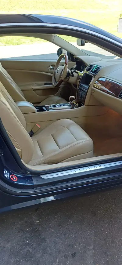 Jaguar XK 4.2 V8 — Coupé sportif élégant, 53'000 km seulement — tableau de bord