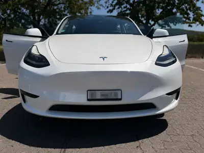 Tesla Model Y RWD 2024 — SUV électrique premium, 53 500 km, garantie jusqu'en 2028 — fianco