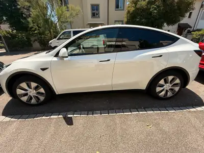 Tesla Model Y RWD 2024 — SUV électrique premium, 53 500 km, garantie jusqu'en 2028 — interni