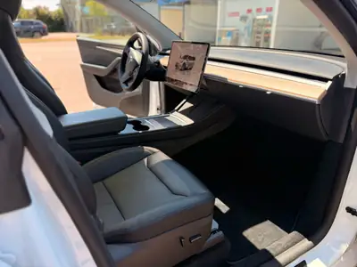 Tesla Model Y RWD 2024 — SUV électrique premium, 53 500 km, garantie jusqu'en 2028 — dettaglio
