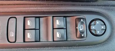 Peugeot 3008 1.6 THP 165 — SUV urbain performant à prix avantageux — Miniatura 11